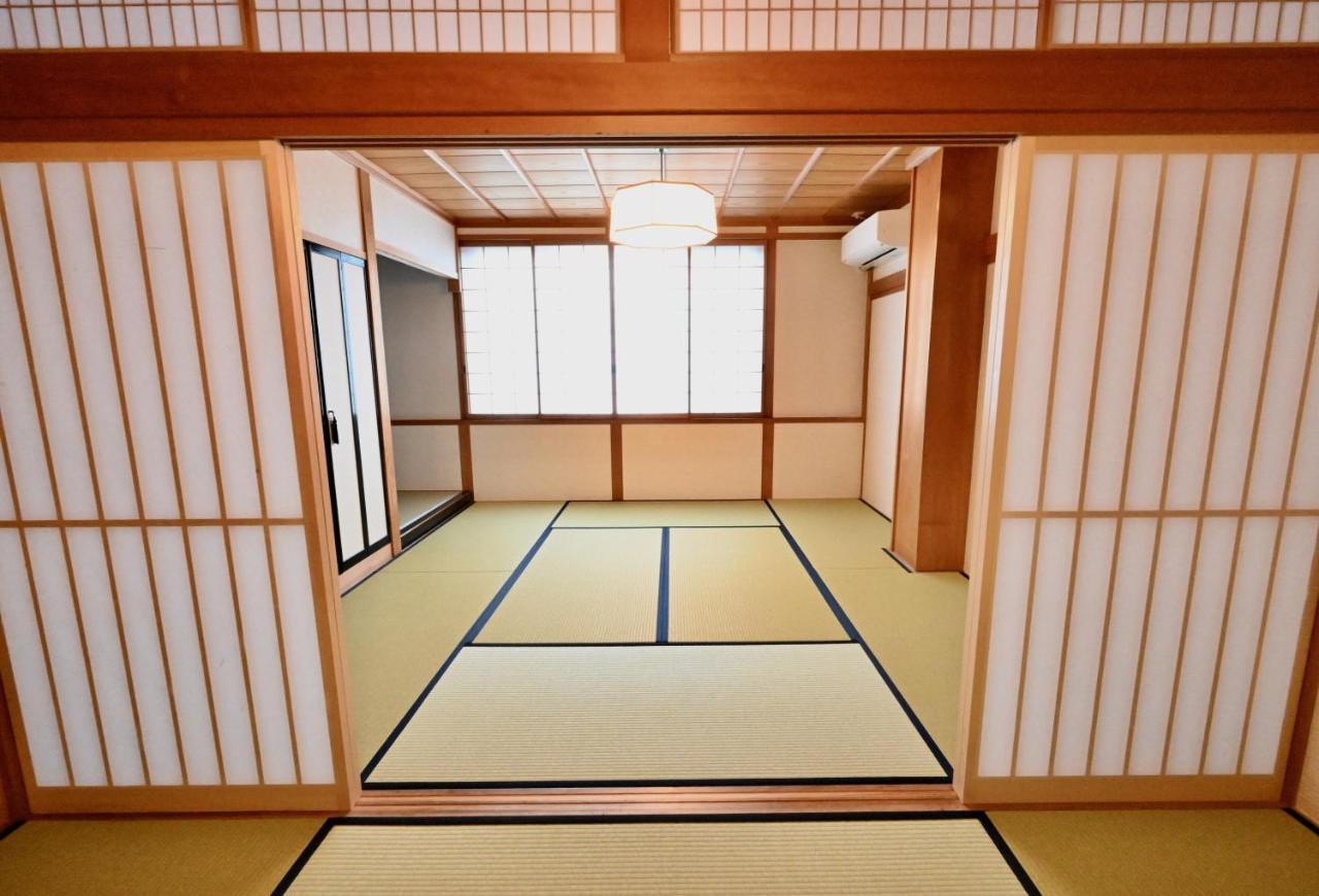 Manabi-Stay Takayama Sakura 提携駐車場利用可 古い町並みまで徒歩1分 最大9名宿泊可能な一等地で人工温泉を楽しむ Екстер'єр фото
